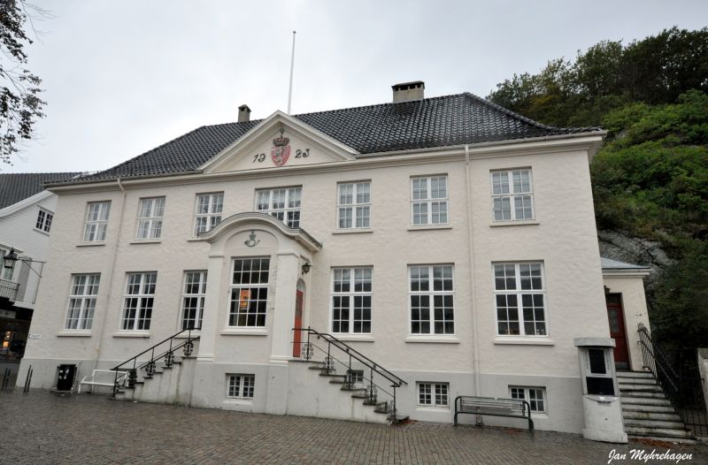 Fil:Postgården i Mandal.jpg